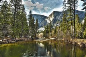 Yosemite fiume e superiore cascate hdr foto