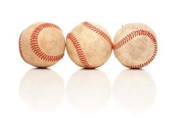 tre palle da baseball isolato su riflessivo bianca foto