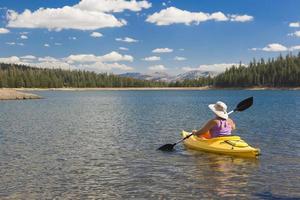 kayak donna sul bellissimo lago di montagna. foto