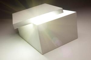 bianca scatola con coperchio rivelatrice qualcosa molto luminosa foto
