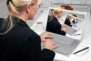 astratto di donna nel cucina utilizzando il computer portatile foto