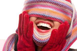 attraente donna con colorato sciarpa al di sopra di occhi foto