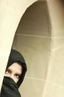 prudente islamico donna nel finestra Pannello indossare burqa o niqab foto