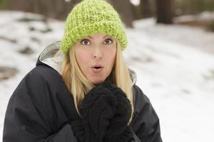 attraente donna avendo divertimento nel il neve foto