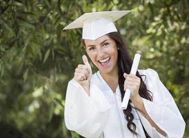 laurea misto gara ragazza nel berretto e toga con diploma foto