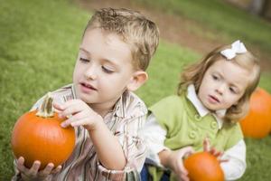 carino giovane fratello e sorella a il zucca toppa foto