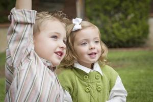 adorabile fratello e sorella bambini giocando al di fuori foto