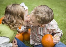 carino giovane fratello e sorella bacio a il zucca toppa foto