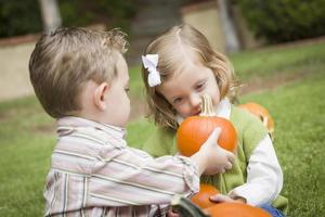 carino giovane fratello e sorella a il zucca toppa foto