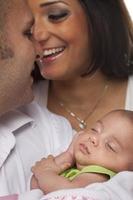 misto gara giovane coppia con neonato bambino foto