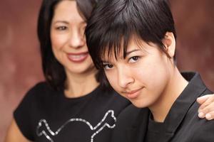 attraente multietnico madre e figlia ritratto foto