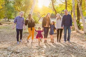 multigenerazionale misto gara famiglia ritratto all'aperto foto