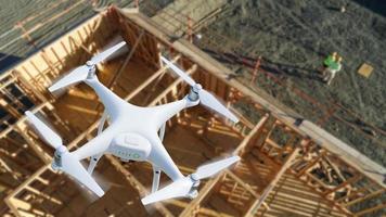 senza equipaggio aereo sistema quadcopter fuco nel il aria al di sopra di costruzione luogo foto