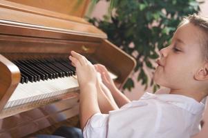 bambini giocando il pianoforte foto