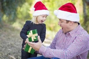 padre dando giovane figlia Natale regalo foto