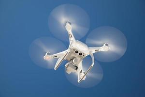 fuco quadcopter a partire dal sotto contro un' blu cielo foto