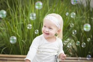 adorabile poco ragazza avendo divertimento con bolle foto