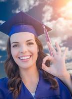 contento laurea misto gara donna nel berretto e toga foto