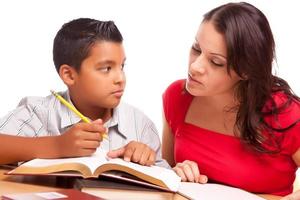 attraente ispanico madre e figlio studiando foto