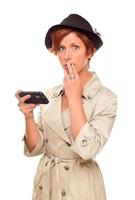 scioccato giovane donna Tenere inteligente cellula Telefono su bianca foto
