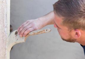 professionale pittore taglio nel con spazzola per dipingere Casa porta telaio. foto