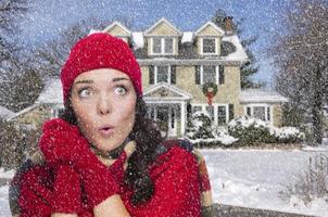 sorridente misto gara donna nel inverno capi di abbigliamento al di fuori nel neve foto