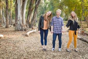 tre fratello e sorelle ritratto all'aperto foto