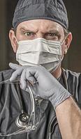 maschio medico o infermiera indossare strofina, protettivo viso maschera e occhiali foto
