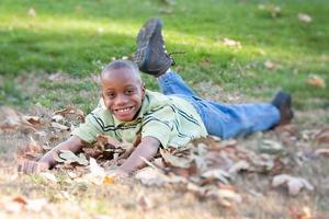 giovane africano americano ragazzo nel il parco foto