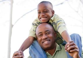 africano americano uomo e bambino avendo divertimento foto