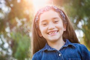 carino giovane misto gara ragazza avendo divertimento all'aperto foto