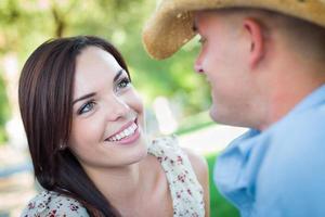 contento romantico caucasico coppia parlando nel il parco. foto