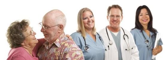 anziano coppia con medico medici o infermieri dietro a foto