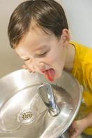 misto gara ragazzo potabile a partire dal il acqua Fontana foto