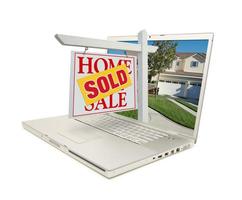 venduto casa per vendita cartello e nuovo Casa su il computer portatile foto