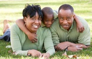 africano americano famiglia nel il parco foto