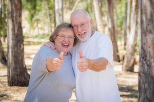 contento anziano coppia con pollici su foto