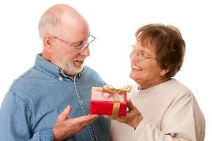 contento anziano coppia con regalo foto