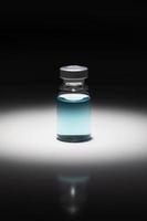medicina fiala con leggero blu chimico individuare illuminato su riflessivo sfondo foto