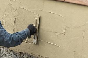 piastrella lavoratore l'applicazione cemento con cazzuola a piscina costruzione luogo foto