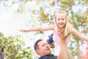 giovane caucasico padre e figlia avendo divertimento a il parco foto