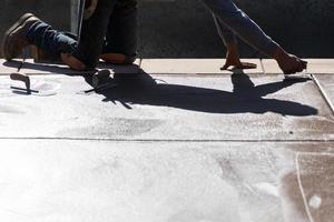 costruzione lavoratore levigante bagnato cemento con mano bordatore attrezzo foto