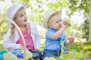 carino giovane fratello e sorella godendo le loro uova di Pasqua fuori foto