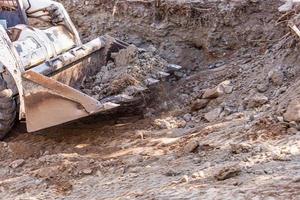 piccolo bulldozer scavando nel cortile per piscina installazione foto