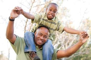 africano americano uomo e bambino avendo divertimento foto