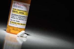 idrocodone pillole e prescrizione bottiglia con non proprietaria etichetta. no modello pubblicazione necessario - contiene fittizio informazione. foto