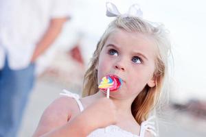 adorabile poco ragazza godendo sua lecca-lecca al di fuori foto