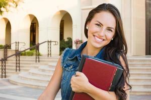 misto gara giovane ragazza alunno con scuola libri su città universitaria foto