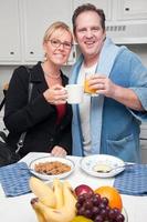 donna d'affari con marito nel cucina foto