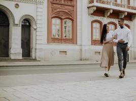 giovane coppia multietnica che cammina per strada foto